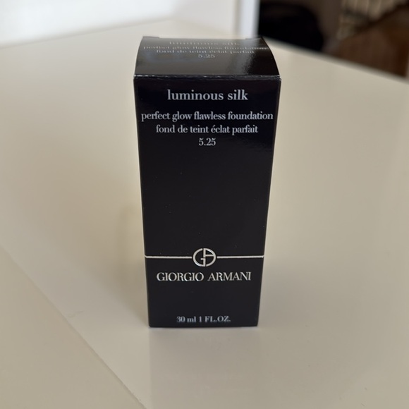 Giorgio Armani Luminous Silk Foundation - Shade 5.25 - Picture 4 of 11